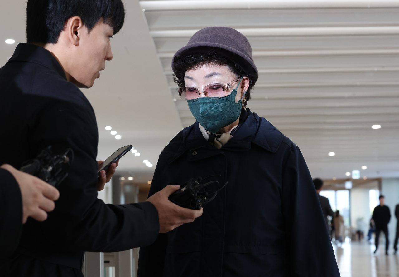 Choi Eun-soon, mother of first lady Kim Keon-hee, appears for questioning as a suspect at the special counsel’s office investigating the Yangpyeong Gongheung District development scandal, located at the KT Building in Gwanghwamun, Seoul, on Tuesday. (Yonhap)