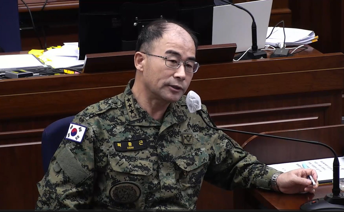 Former Army Special Warfare Commander Kwak Jong-keun speaks at the criminal trial of ex-President Yoon Suk Yeol at the Seoul Central District Court on Monday. (Yonhap)