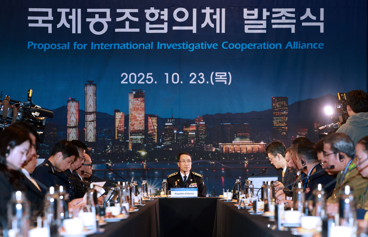 Yoo Jae-sung, the acting commissioner general of the Korean National Police Agency, speaks at the launching ceremony for the alliance of investigative agencies of nine countries, held at the Conrad Seoul hotel on Oct. 23. (Yonhap)