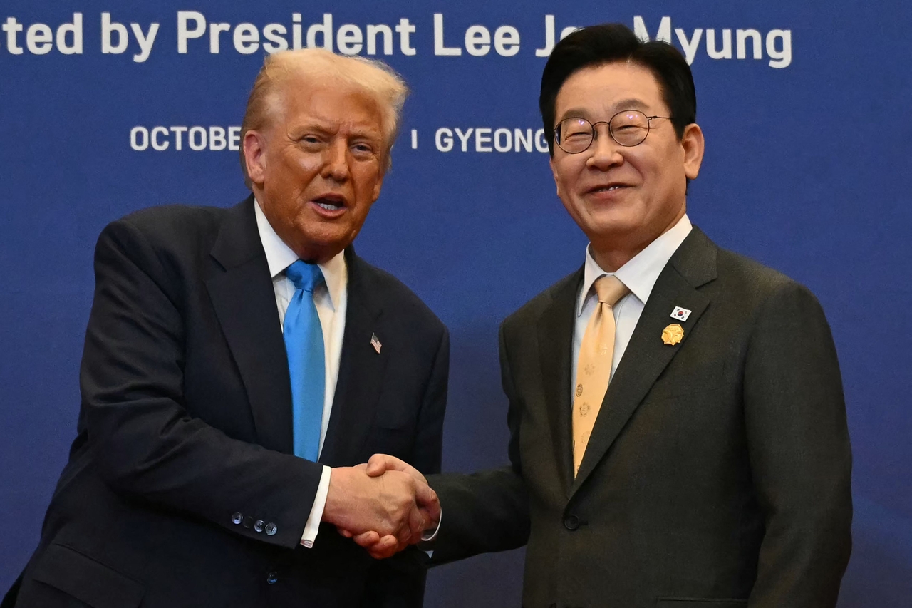South Korea's President Lee Jae Myung (right) receives US President Donald Trump for a special dinner hosted in his honor and state leaders at the Hilton Gyeongju hotel in Gyeongju on Oct. 29. (AFP)