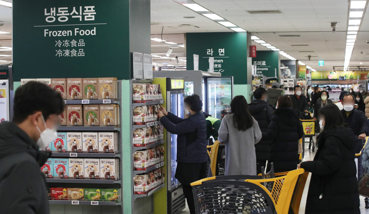 The photo shows the food section of a large supermarket in Seoul on Dec. 23, 2020. (Herald DB)