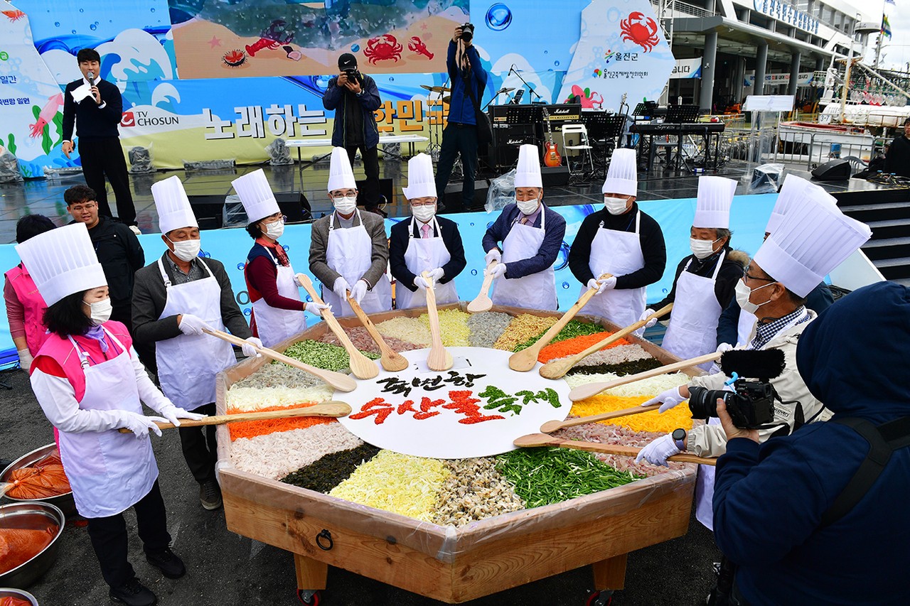 2024 죽변항 수산물축제에서  물회 포퍼먼스가 열리고 있다.[울진군 제공]