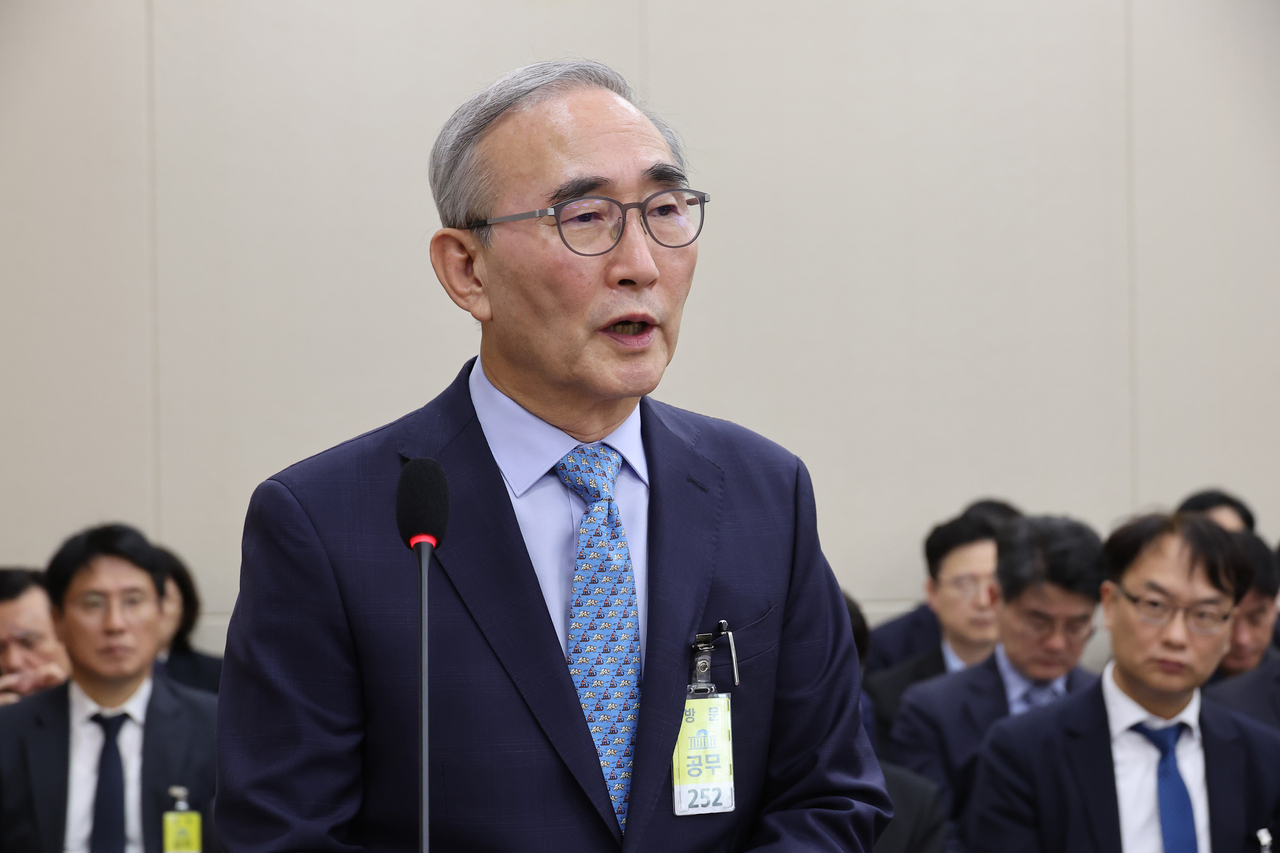 KT CEO Kim Young-shub answers questions during a parliamentary audit session at the National Assembly on Oct. 29. (Yonhap)