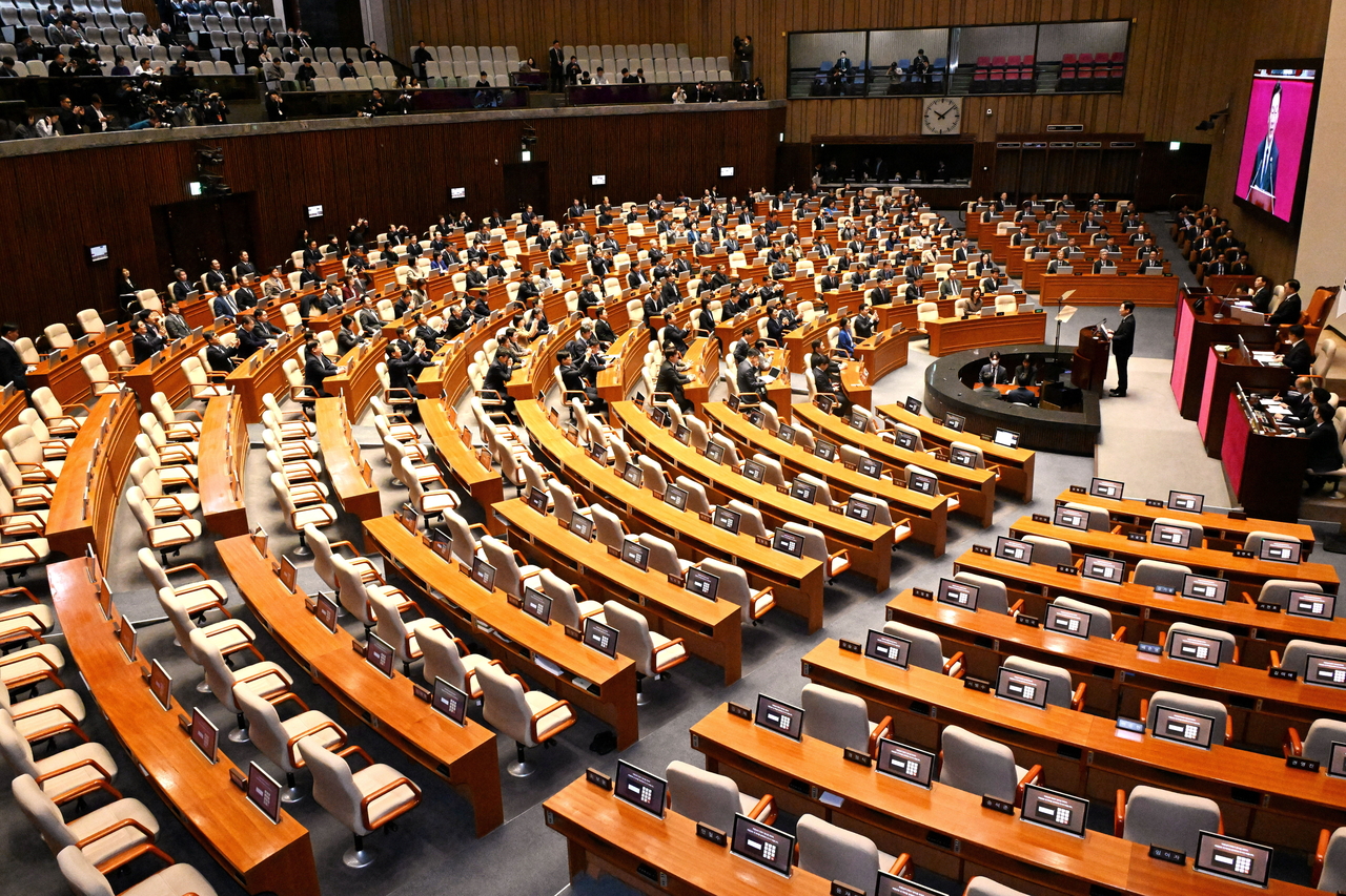 President Lee Jae Myung addresses the National Assembly in Yeouido, Seoul, on Tuesday, with the seats of People Power Party lawmakers seen vacant. (Yonhap)