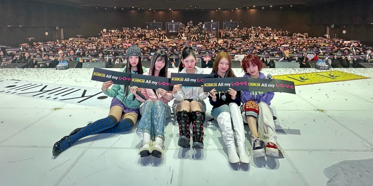 KiiiKiii, Starship Entertainment's new girl group, pose with fans after their first fan showcase held in Seoul, March 24. (Starship Entertainment)