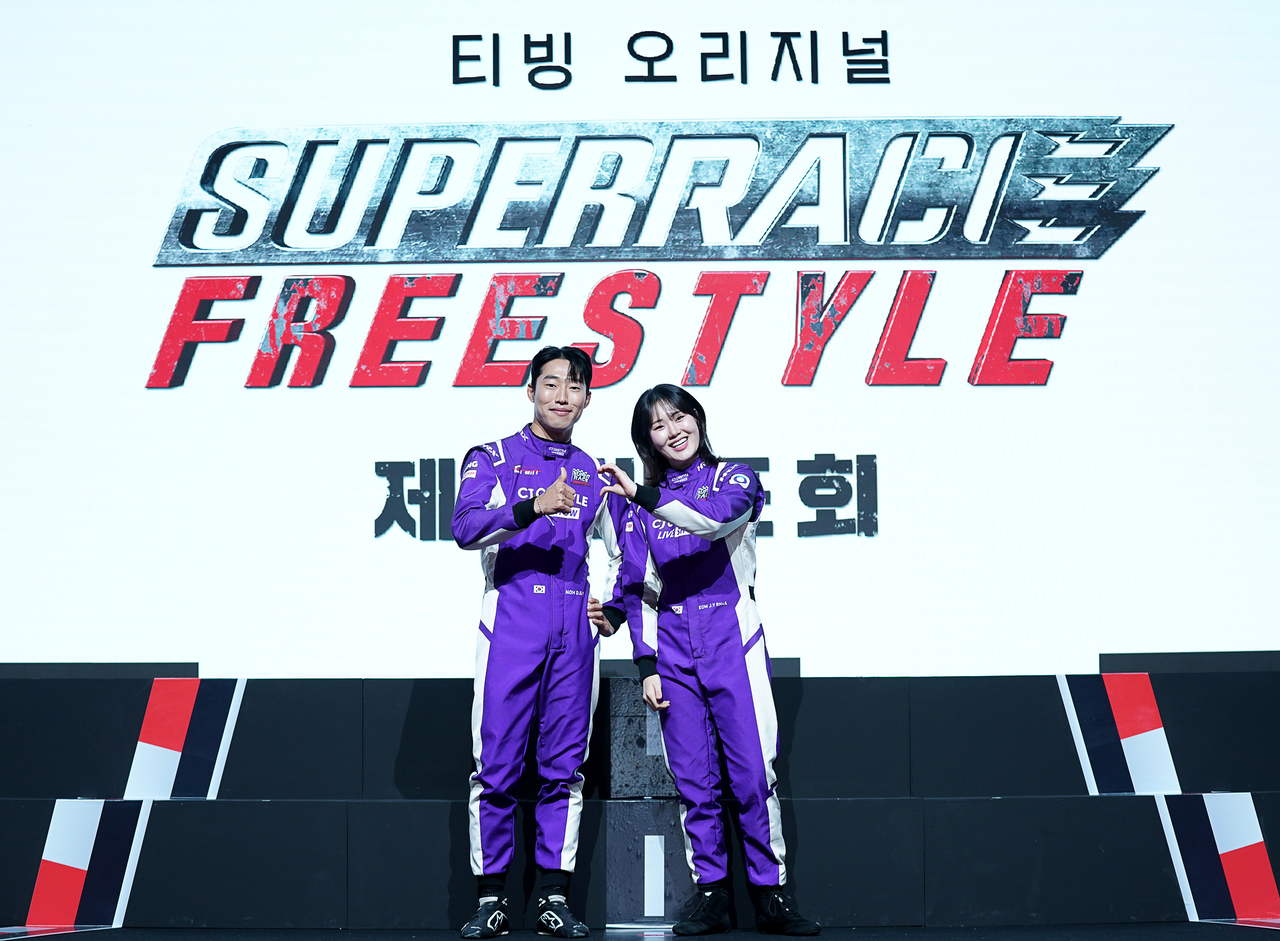 5일 오후 서울 중구 소공동 웨스틴 조선호텔에서 열린 티빙 오리지널 예능 <슈퍼레이스 프리스타일>의 제작 발표회에서 노동기 선수(왼쪽)과 엄지윤(오른쪽)이 포즈를 취하고 있다. [티빙 제공]