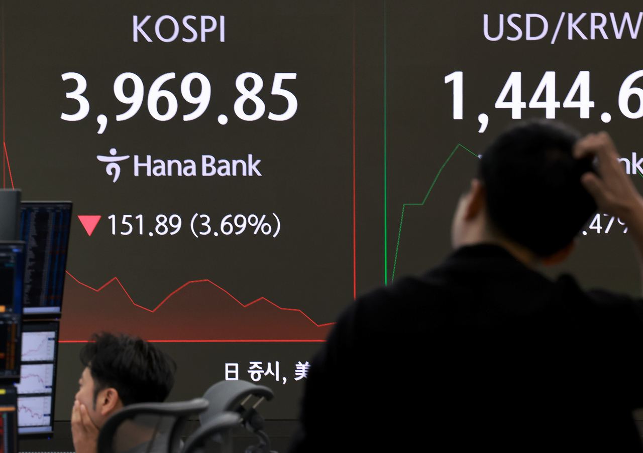 An electronic board showing the Korea Composite Stock Price Index at a dealing room of the Hana Bank headquarters in Seoul on Wednesday. (Yonhap)