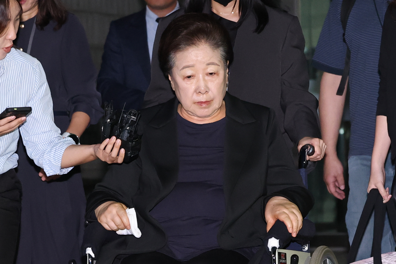 Han Hak-ja, leader of the Unification Church, leaves the Seoul Central District Court in the capital, in this file photo taken Sept. 22, after attending a hearing on the legality of her arrest over charges of bribery linked to former first lady Kim Keon Hee. (Newsis)
