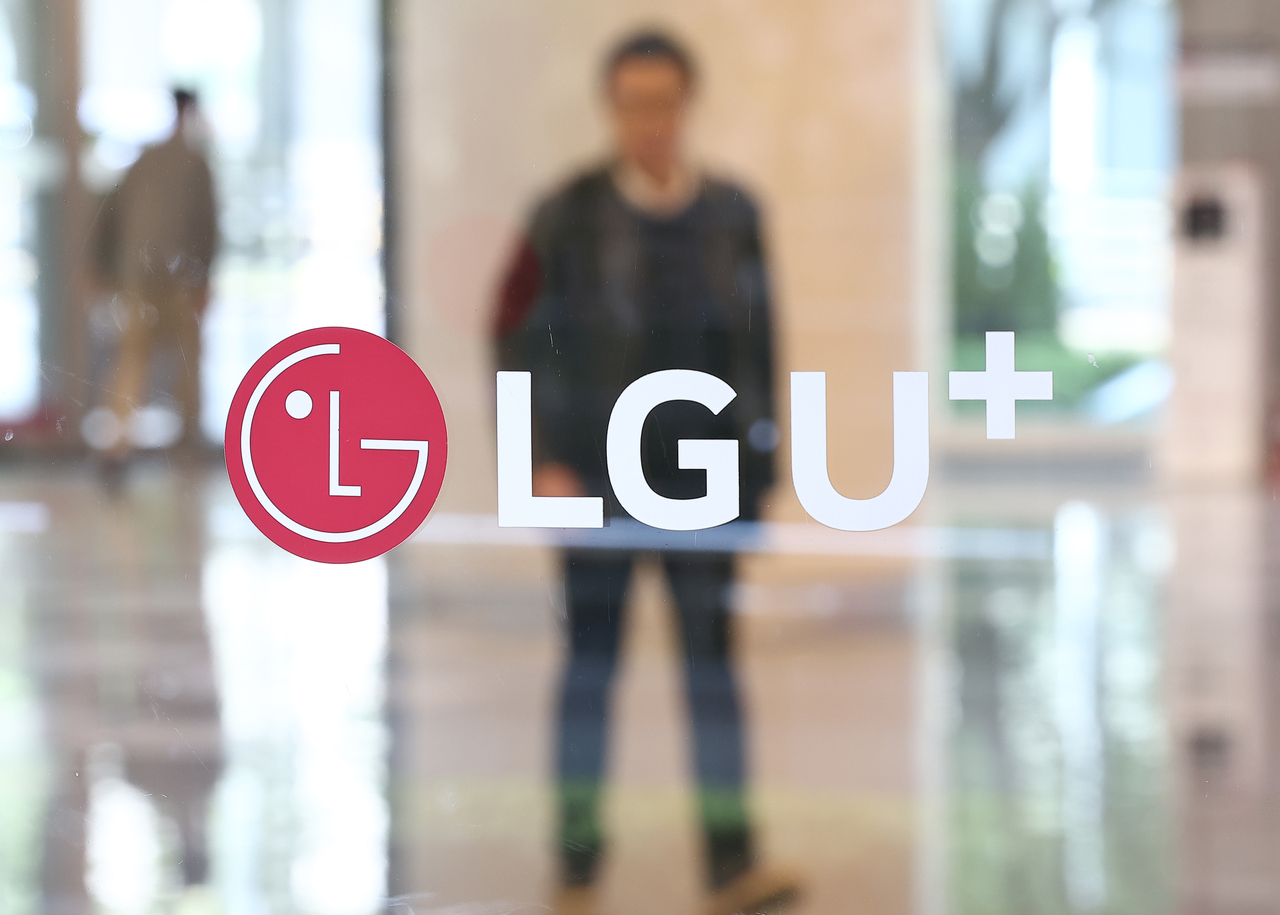 This file photo taken Oct. 23, shows LG Uplus Corp.'s corporate logo at its headquarters in Seoul. (Yonhap)