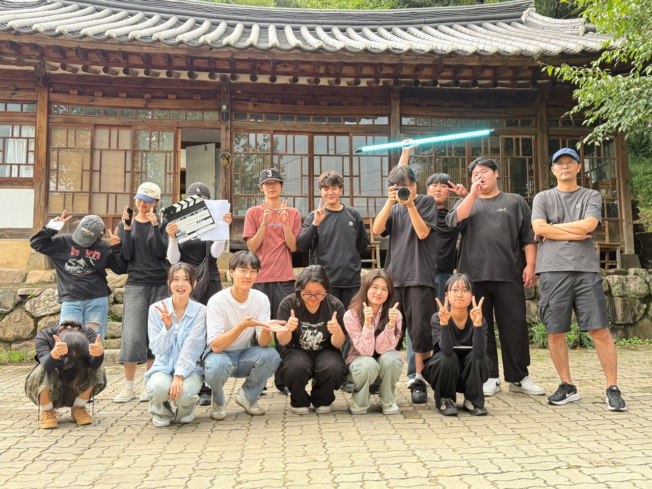 단편영화 촬영장에서 대경대 연기예술과와 충청대 영상광고제작과 전공학생들.[대경대 제공]