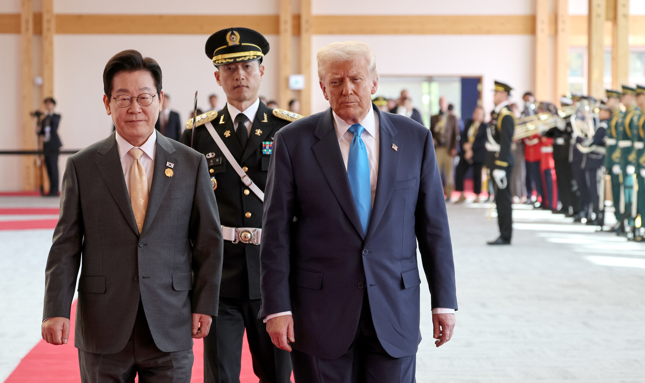 President Lee Jae Myung and US President Donald Trump review the honor guard during an official welcoming ceremony in Gyeongju, North Gyeongsang Province, on Oct. 29. (Yonhap)