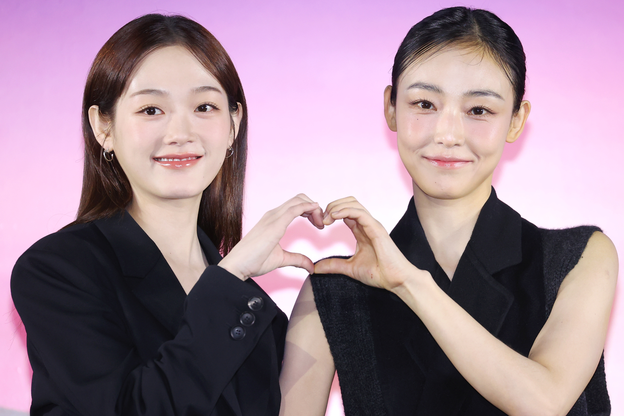 Lee You-mi (left) and Jeon So-nee pose for a photo at a press conference in Yongsan, Seoul, Wednesday. (Yonhap)