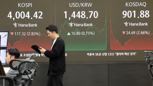 Seoul stocks dip nearly 3% on AI bubble woes; won slides to 7-month low