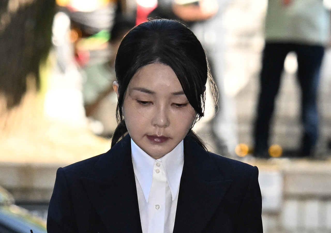 Former first lady Kim Keon Hee enters a local court in Seoul on Aug. 12. (Im Se-jun/The Korea Herald)
