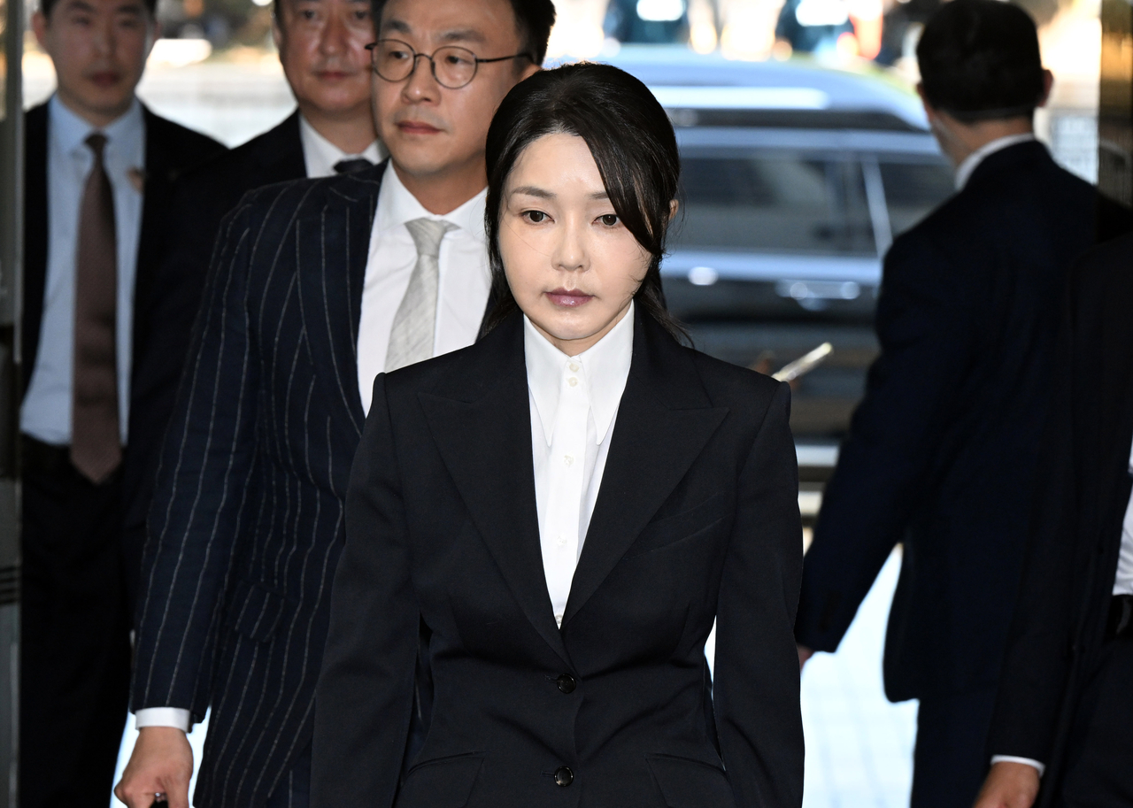 Former first lady Kim Keon Hee arrives at the Seoul Central District Court in southern Seoul, in this file photo from Aug. 12, to attend her arrest warrant hearing. (Herald DB)