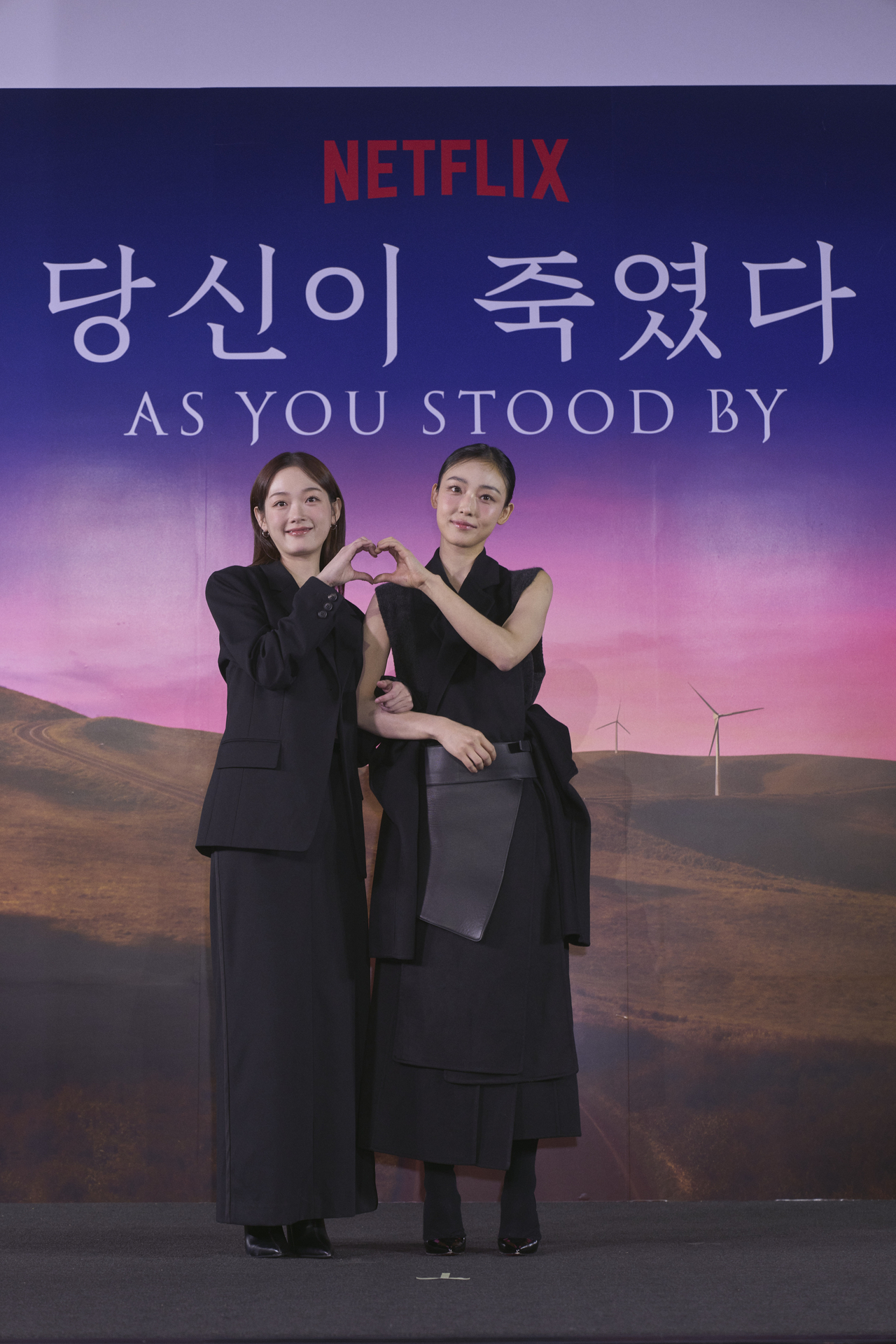 5일 오전 서울 CGV 용산아이파크몰에서 열린 넷플릭스 시리즈 <당신이 죽였다> 제작발표회에서 이유미(왼쪽)와 전소니(오른쪽)가 포즈를 취하고 있다.