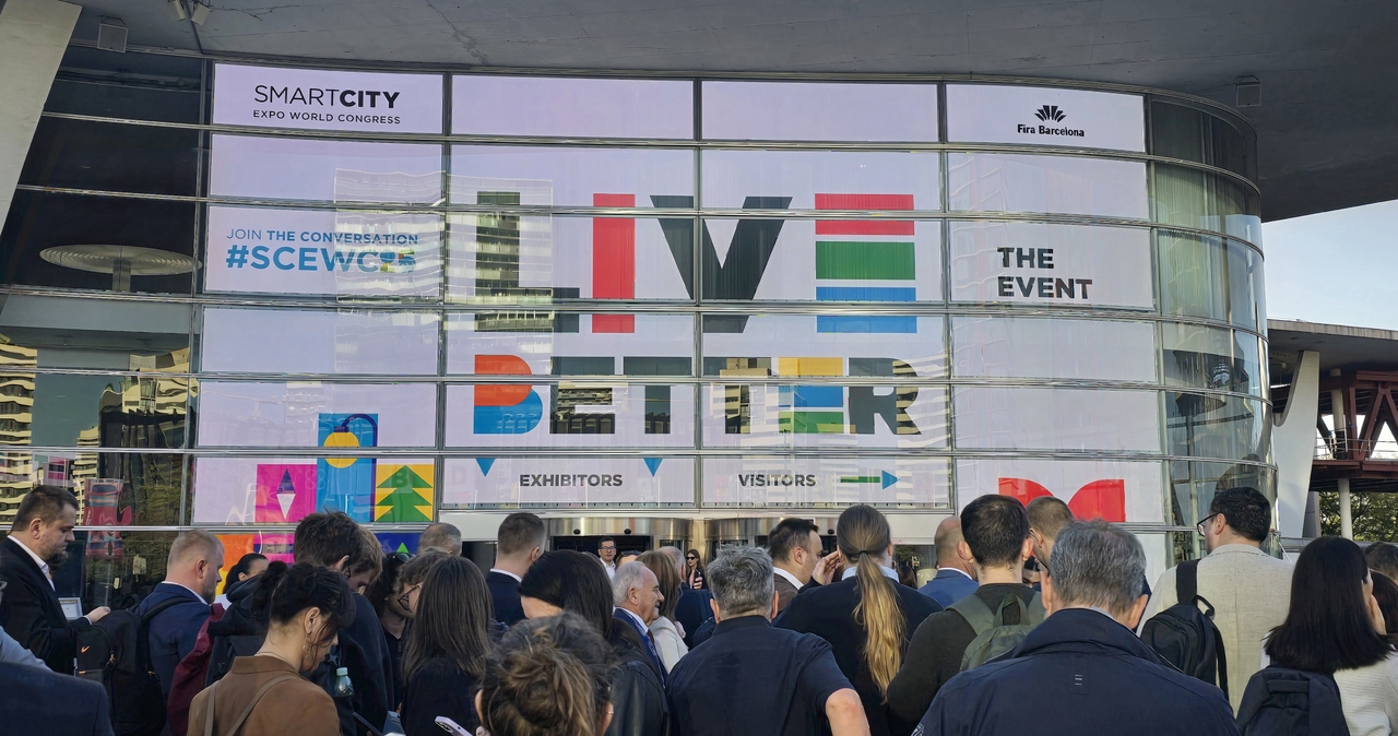 Visitors walk into the Smart City Expo World Congress venue at Fira Barcelona Gran Via, in Barcelona on Tuesday. (Jie Ye-eun/The Korea Herald)