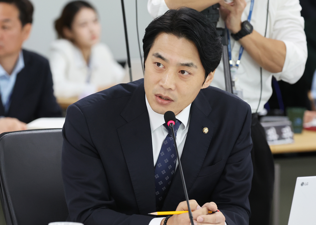 In this file photo, Rep. Han Joon-ho of the ruling Democratic Party speaks during a parliamentary audit at the Gyeonggi Provincial Office in Suwon, south of Seoul, on Oct. 20. (Yonhap)