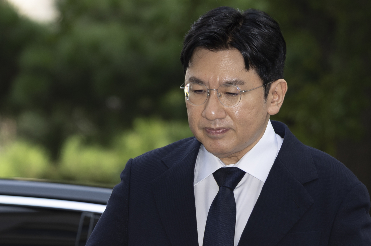 Hybe founder and Chairman Bang Si-hyuk appears for questioning at the financial crimes investigation unit of the Seoul Metropolitan Police Agency in western Seoul on Sept. 15, in this file photo. (Newsis)