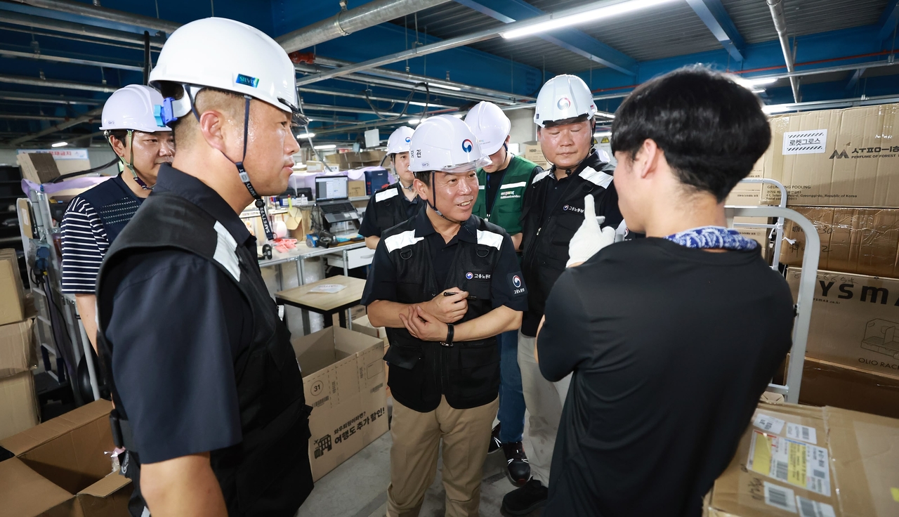 Labor Minister Kim Young-hoon is seen inspecting worker safety and rest conditions during a heat wave at Coupang’s Dongtan logistics center in Hwaseong on July 30. On Tuesday, he stated that any restrictions on dawn deliveries should be addressed through social dialogue involving labor, government and consumer groups. (Newsis)