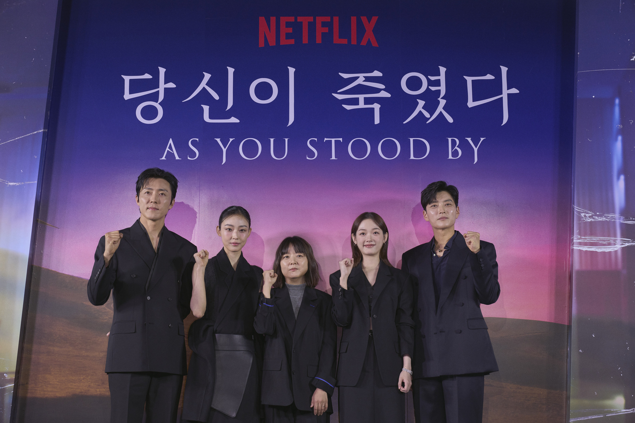 5일 오전 서울 CGV 용산아이파크몰에서 열린 넷플릭스 시리즈 <당신이 죽였다> 제작발표회에서 배우 이무생(왼쪽부터), 전소니, 감독 이정림, 배우 장승조가 포즈를 취하고 있다. [넷플릭스 제공]