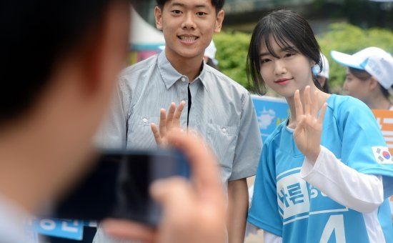Yoo Dam (right) poses for a photo while canvassing for her father Yoo Seong-min during the 2017 presidential campaign. (Newsis)
