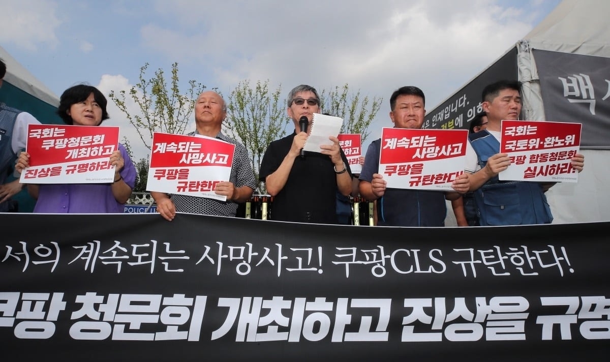 Jeong Geum-seok, father of a Coupang courier who died from overwork in May 2024, speaks at a press conference outside the National Assembly on Sept. 9, organized by the KCTU-affiliated Overwork Death Countermeasures Committee to demand a parliamentary hearing on continued delivery worker deaths. (Korean Confederation of Trade Unions)