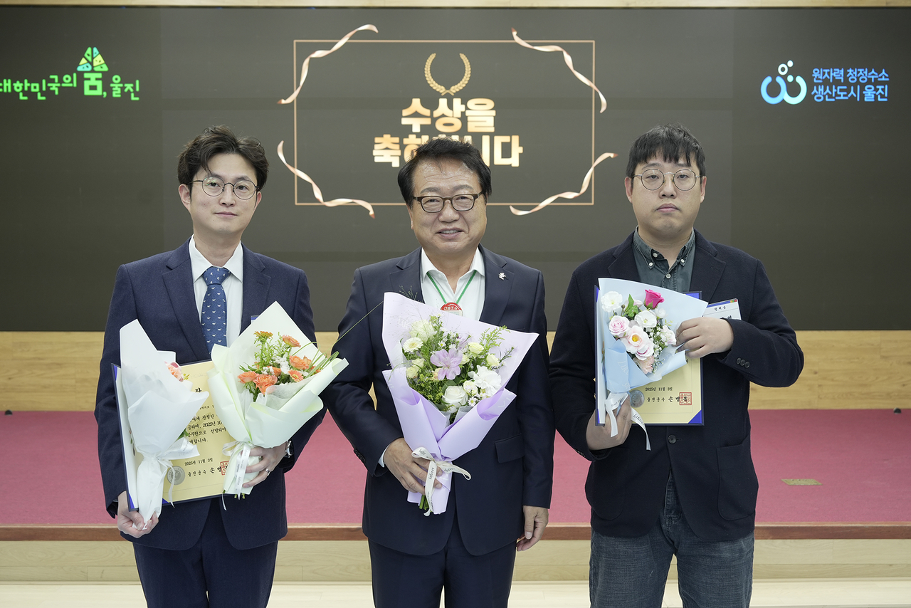 손병복 군수가 10월  민원행정 친절 우수공무원에게  시상하고 있다. 사진 왼쪽 죽변면 김민수 주무관  오른쪽 평해읍 김상엽 주무관 [울진군 제공]