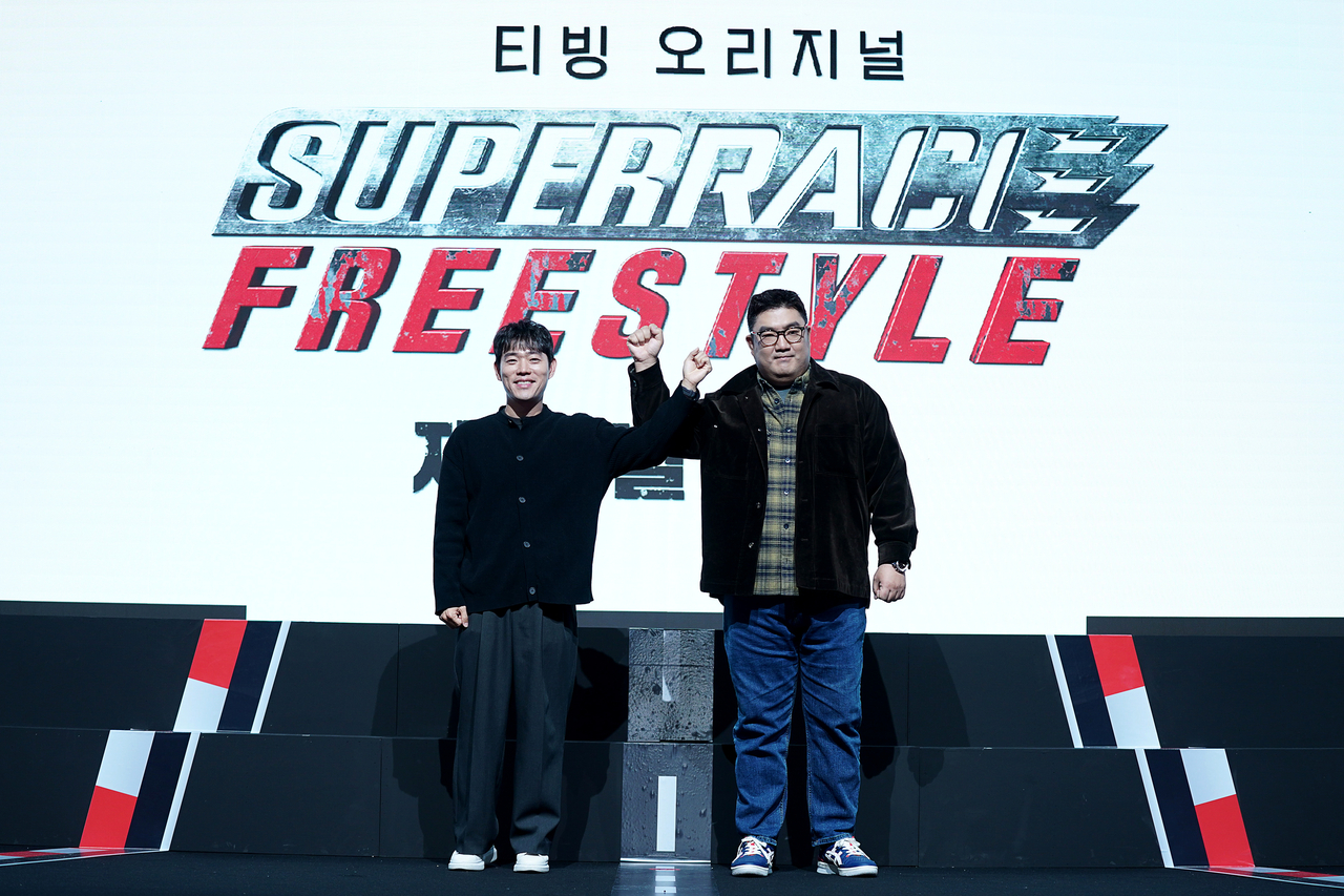5일 오후 서울 중구 소공동 웨스틴 조선호텔에서 열린 티빙 오리지널 예능 <슈퍼레이스 프리스타일>의 제작 발표회에서 이우형EP(왼쪽)와 최영락 PD(오른쪽)가 포즈를 취하고 있다. [티빙 제공]