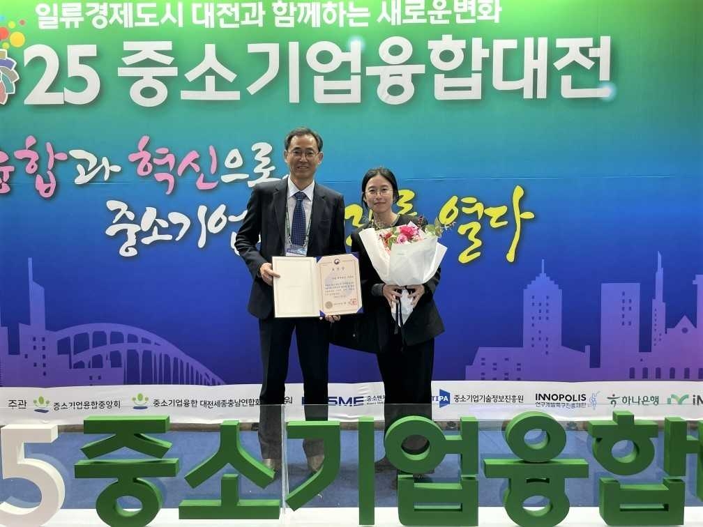국립백두대간수목원이  중소벤처기업부가 주관하는 ‘2025년 지방소멸 대응 유공 포상’에서 지방소멸 위기 극복에 앞장선 공로를 인정받아  중소벤처기업부 장관상을 수상했다.[한국수목원정원관리원 제공]