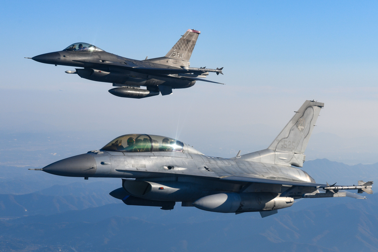 A KF-16 fighter jet and an F-16 fighter jet fly above Chuncheon, Gangwon Province, on Monday. (Joint Chiefs of Staff)