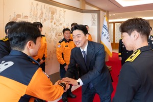 강훈식 실장, 소방공무원 만나 “진정한 국민 영웅…적극적 뒷받침”