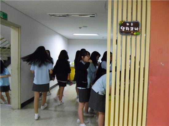 Students at Yangjin Middle School in Gwangjin-gu, Seoul, brush their teeth side by side at a shared, long sink equipped with individual faucets. (Gwangjin-gu Office)