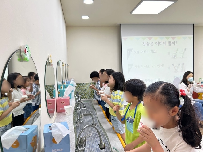 A toothbrushing class for 7-year-olds, held in April by the Songpa-gu Public Health Center in Seoul, taught children proper brushing techniques and oral hygiene habits. (Songpa District Office)