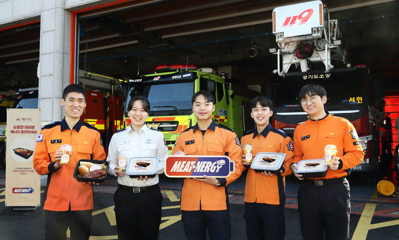 미국육류수출협회가 분당 소방서와 송파 소방서 소속 소방관 330명에게 아메리칸 바비큐 도시락과 음료를 전달하고 있다. [미국육류수출협회 제공]