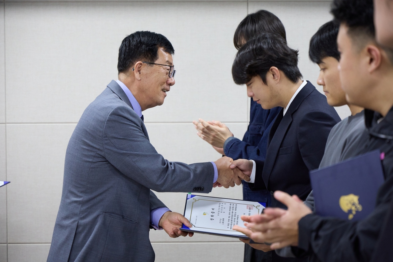 ‘2025년 한우사랑 장학금 전달식’에서 민경천 한우자조금관리위원장(왼쪽)이 장학증서를 전달하고 있다. [한우자조금관리위원회 제공]