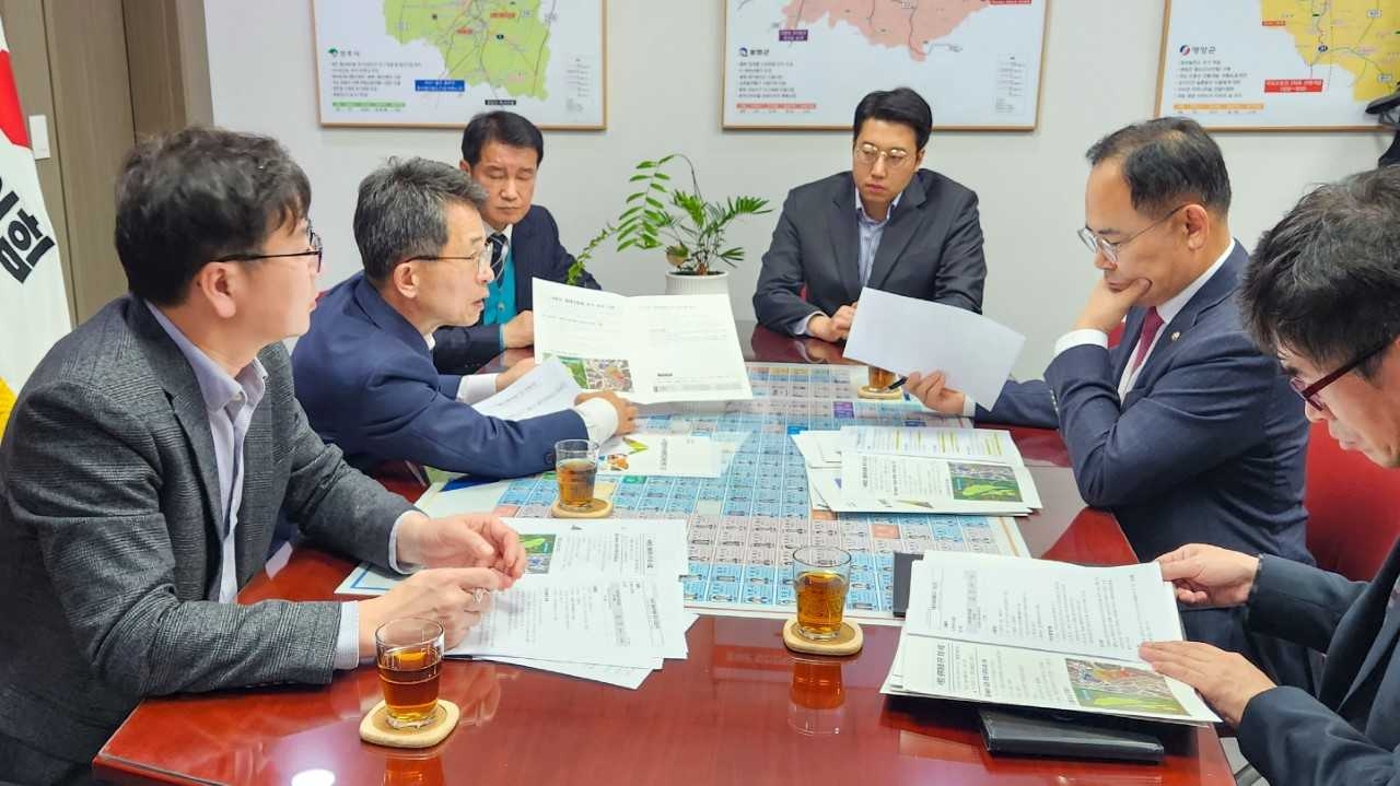 영주시가 임종득  국회의원실을 방문해 내년도 국가 예산 확보와 지역 현안 사업의을 건의 하고 있다.[영주시 제공]