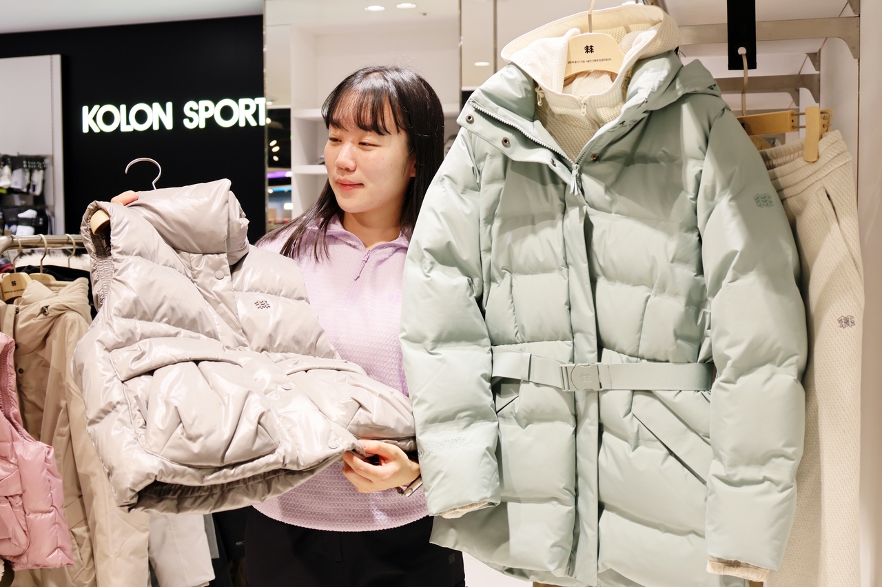 롯데백화점 대구점 7층 ‘코오롱 스포츠’에서 고객이 다양한 겨울 패딩 상품을 살펴보고 있다.[롯데백화점 제공]