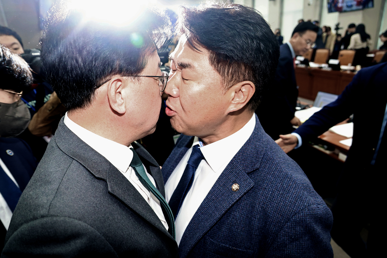 In a tense standoff, Rep. Song Eon-seok (left) of the People Power Party and Democratic Party lawmaker Lee Ki-heon bump into each other as they stand face to face during a parliamentary audit session on Thursday. (Newsis)
