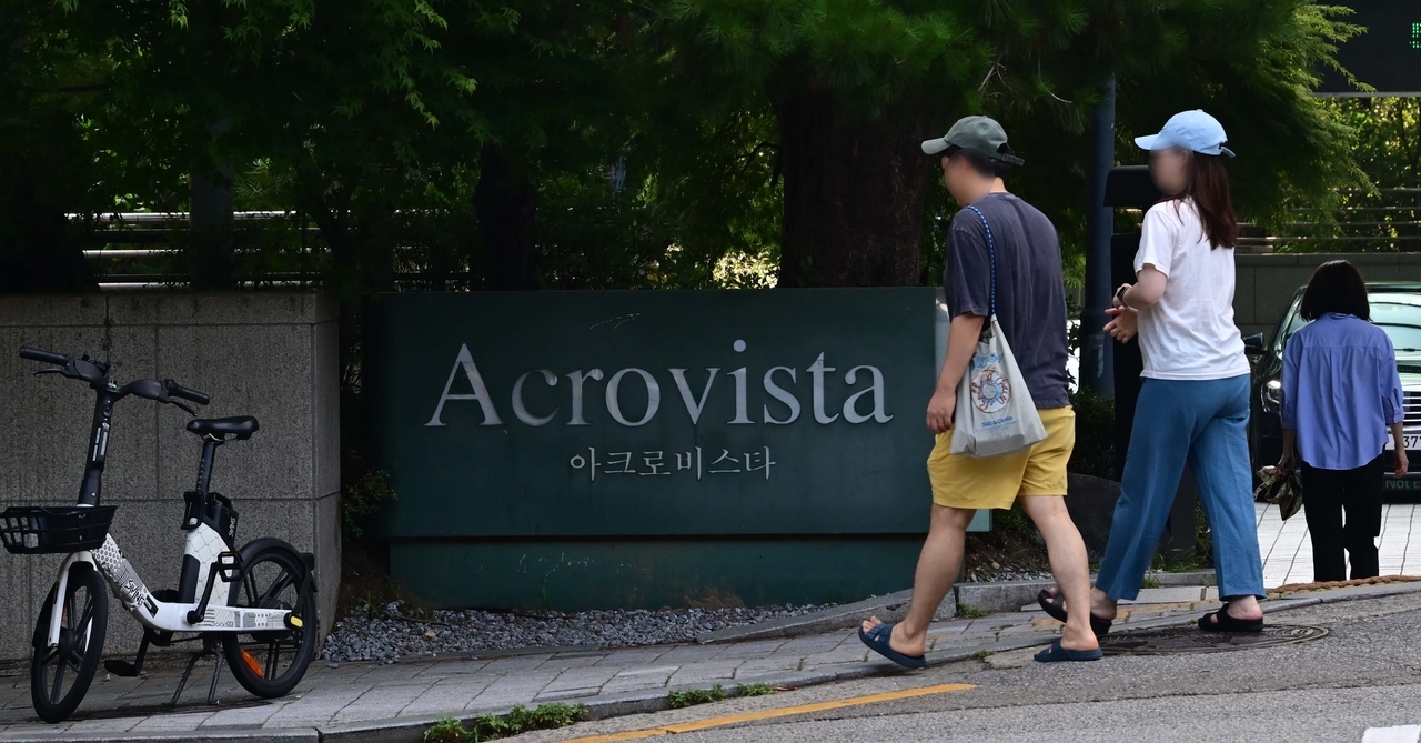 The area in front of former President Yoon Suk Yeol’s residence at Acro Vista in Seocho-gu, Seoul, appears quiet on the morning of July 8, a day before a court hearing to determine whether he will be rearrested. (Herald DB)