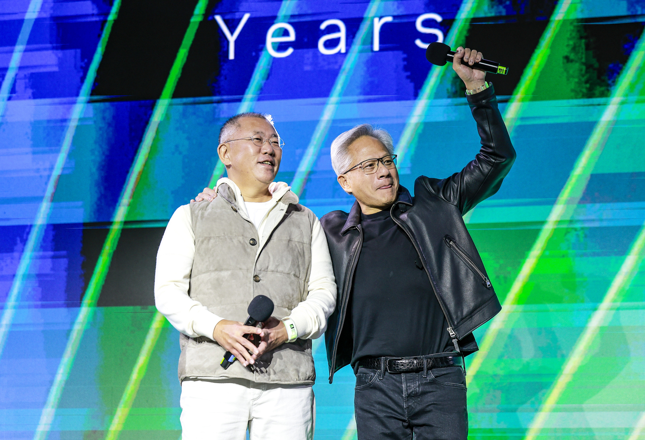Hyundai Motor Group Executive Chair Chung Eui-sun (left) and Nvidia CEO Jensen Huang attend an event marking the 25th anniversary of Nvidia’s GeForce GPU lineup in Gangnam, southern Seoul, Oct. 30. (Yonhap)