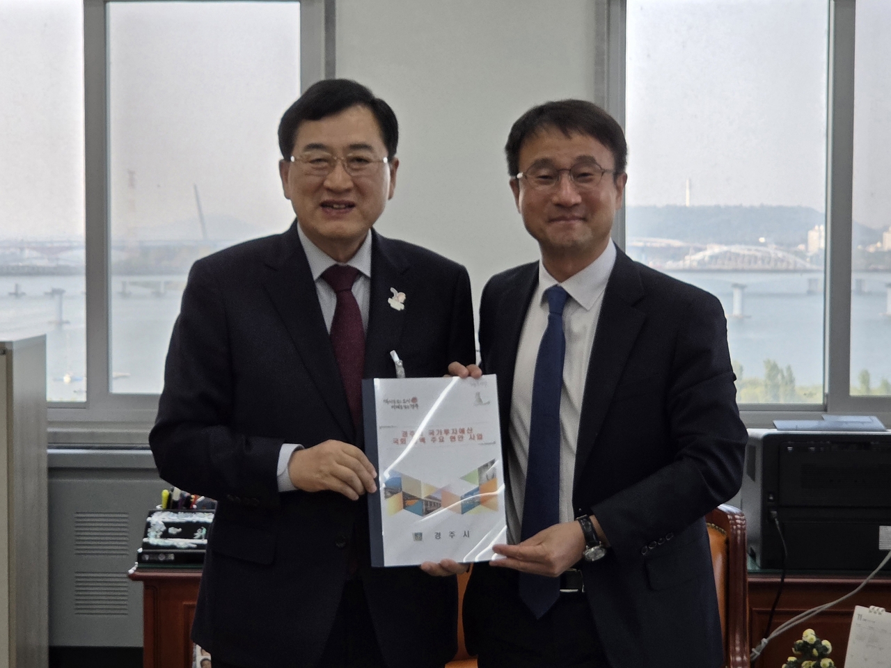 주낙영(왼쪽) 경주시장과 한병도 국회 예산결산특별위원장.[경주시 제공]
