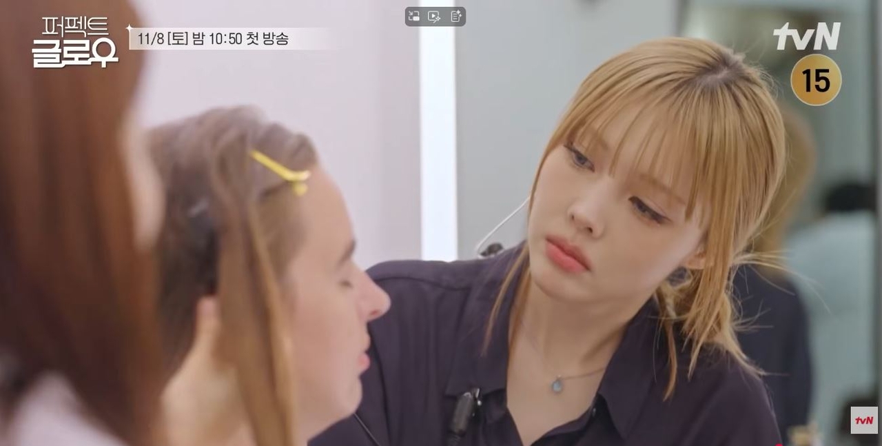 Pony applies makeup on a client in "Perfect Glow." (tvN)