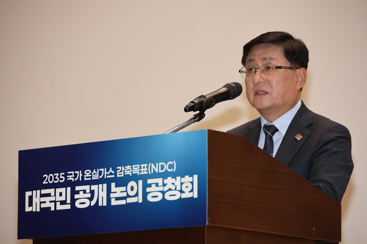Climate Minister Kim Sung-whan speaks at a public hearing on the government’s proposals for the 2035 Nationally Determined Contribution at the National Assembly in Yeouido, Seoul, Thursday. (Yonhap)
