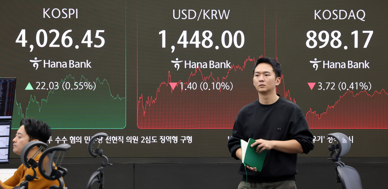 An electronic board showing the Korea Composite Stock Price Index at a dealing room of the Hana Bank headquarters in Seoul on Thursday. (Yonhap)