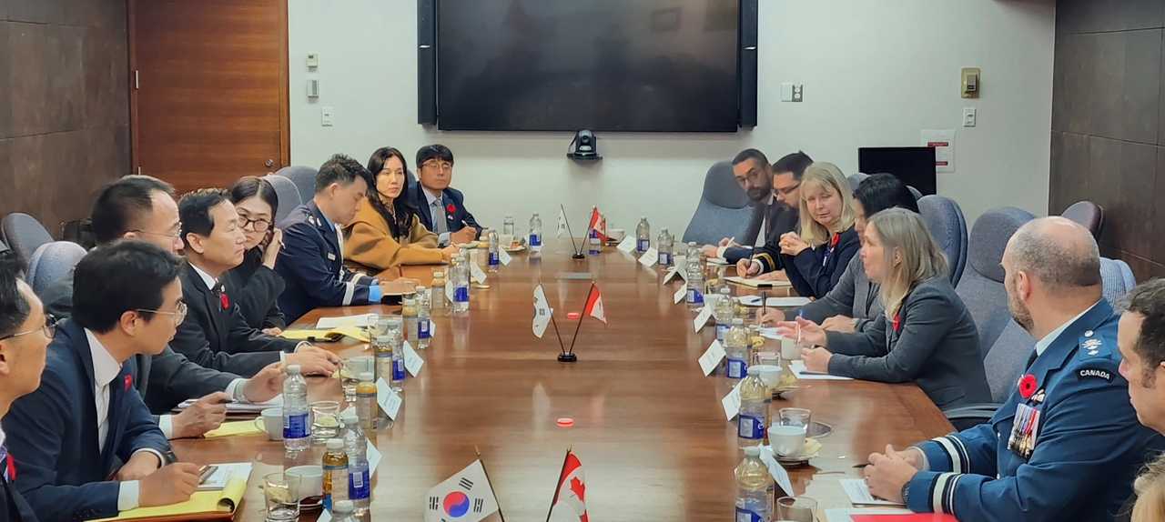 Vice Defense Minister Lee Doo-hee and his Canadian counterpart, Stefanie Beck, hold bilateral talks in Canada, alongside officials, in this photo provided by Seoul's defense ministry on Thursday. (Yonhap)