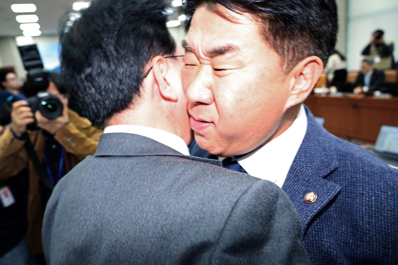 In a tense standoff, Rep. Song Eon-seok (left) of the People Power Party and Democratic Party lawmaker Lee Ki-heon bump into each other, their faces pressed close during a parliamentary audit session on Thursday. (Newsis)