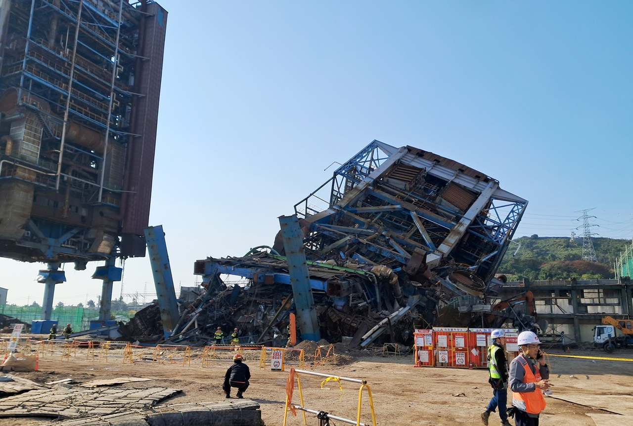 This photograph provided by Ulsan Fire Headquarters shows the collapsed structure at the Ulsan branch of the state-run Korea East-West Power Co. on Thursday. (Yonhap)