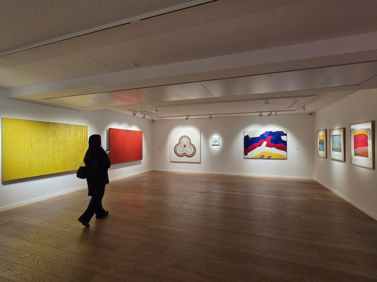 Installation view of “Colors of Korea: Spotlight on Korean Contemporary Art" at the Korean Cultural Center in Paris (Park Yuna/The Korea Herald)