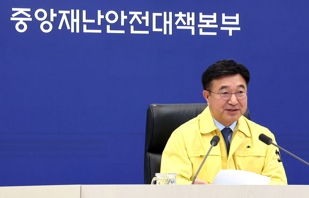 Interior Minister Yun Ho-jung presides over the 15th Central Disaster and Safety Countermeasures Headquarters meeting on the fire at the National Information Resources Service’s administrative data center, held at the Government Complex Sejong on Thursday. (Yonhap)